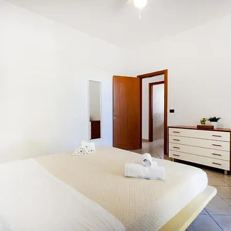 Elisa's - With Garden Bari